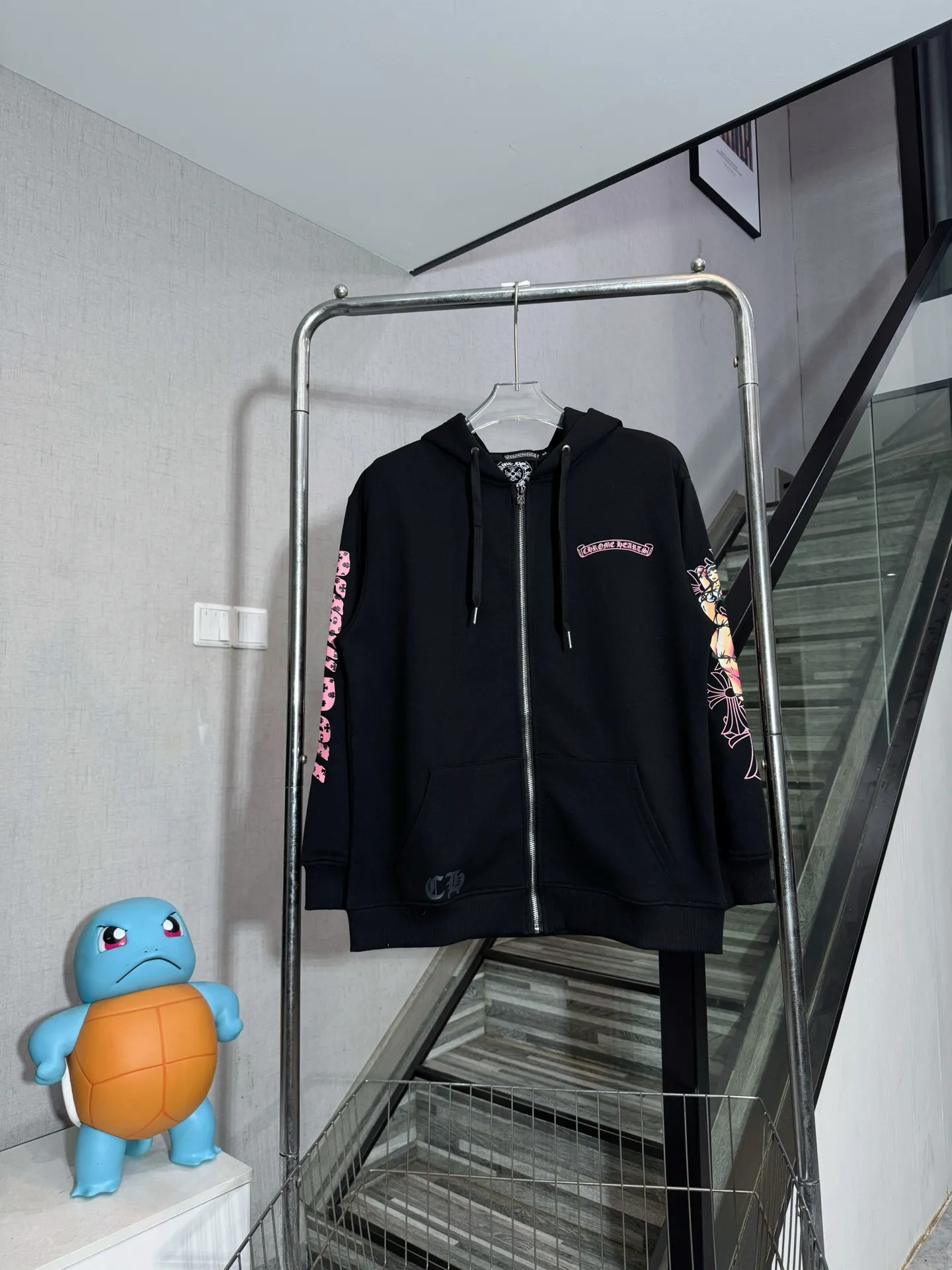 P280 model number: HE385 Chromehearts - Chromehearts co-branded comic hooded zipper jacket. The fabric is made of 500g pure cotton high-gram terry fabric. The upper body is comfortable and warm, and the hand is delicate and silky. The clothing patterns are printed with glue, which highlights the individual characteristics of the clothes. It is a joint collaboration with the comic girl. The original custom hardware zipper, the same cylinder hem with rowan elastic, the original original label, three complete labels, and workmanship from a large factory, so you can buy it with confidence.  Color: Black Size: S M L XL